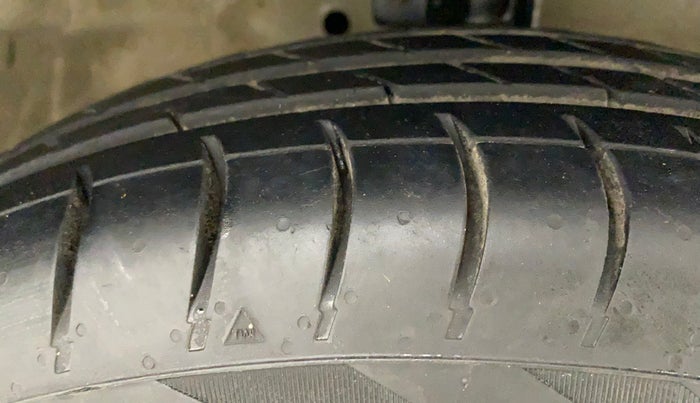 2014 Maruti Swift VXI, Petrol, Manual, 70,366 km, Right Front Tyre Tread