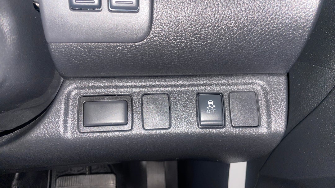 2021 Nissan Navara Sl (4x4), Automatic, 77512 km, Utility Switches/Buttons