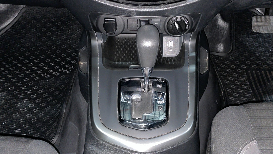 2021 Nissan Navara Sl (4x4), Automatic, 77512 km, Gear Lever 