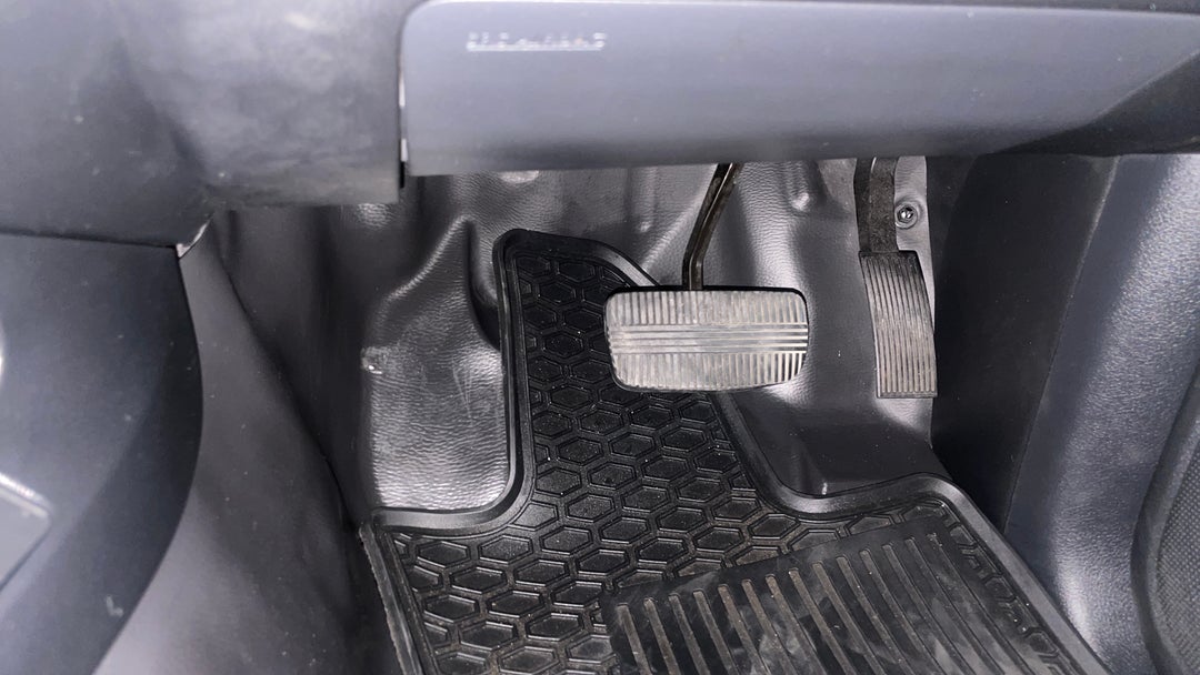 2021 Nissan Navara Sl (4x4), Automatic, 77512 km, Pedals and Footmat