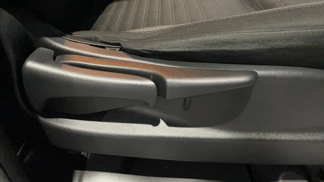2021 Nissan Navara Sl (4x4), Automatic, 77512 km, Drivers Side Adjustment Panel