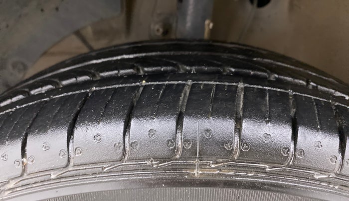 2018 Maruti Dzire ZDI, Diesel, Manual, 49,766 km, Left Front Tyre Tread