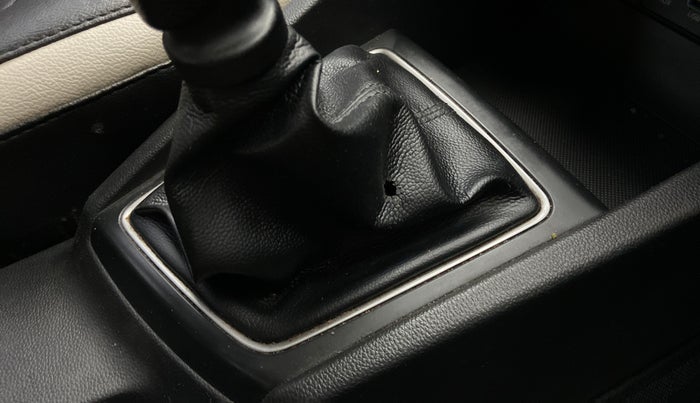 2020 Hyundai Elite i20 SPORTZ PLUS 1.2, Petrol, Manual, 59,999 km, Gear lever - Boot cover slightly torn