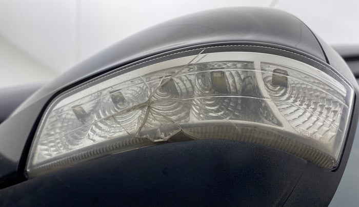 2018 Mahindra XUV500 W11, Diesel, Manual, 69,351 km, Left rear-view mirror - Indicator light has minor damage