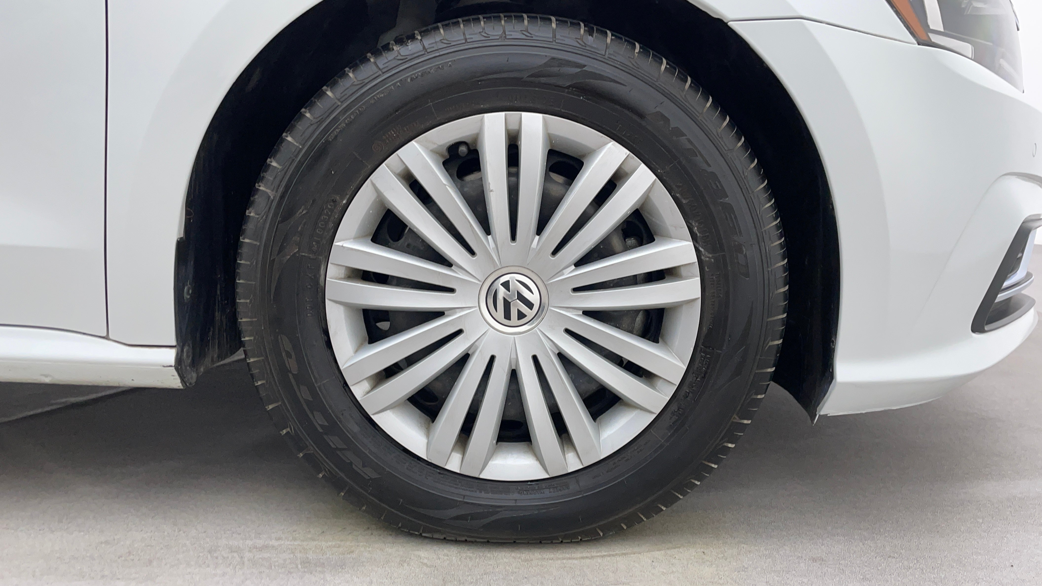 Volkswagen Passat-Right Front Tyre