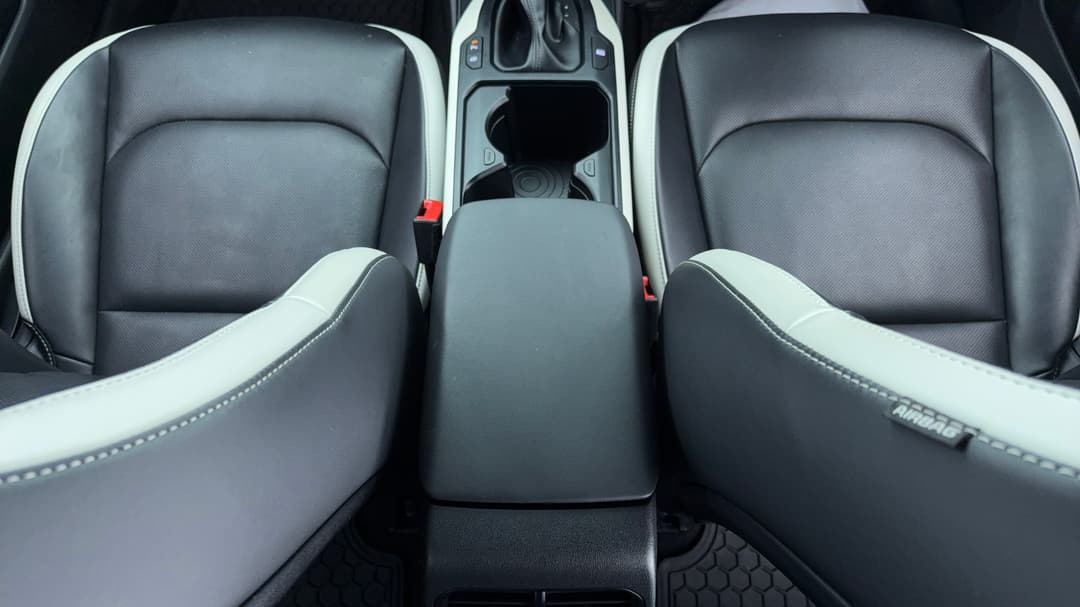 2025 Kia K4 Gt-line, Automatic, 16095 km, Center Console