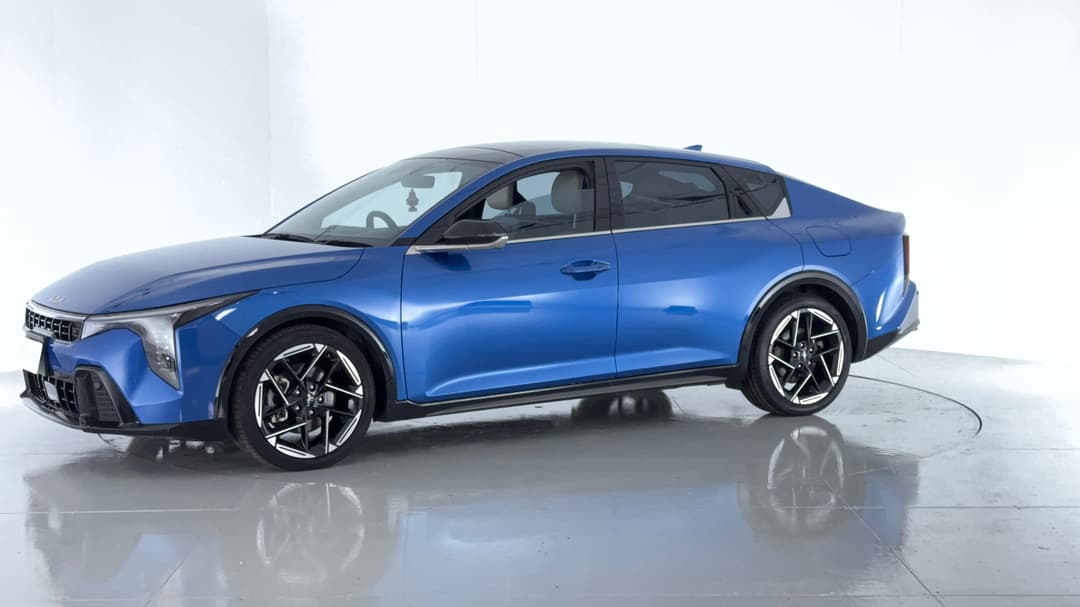 2025 Kia K4 Gt-line, Automatic, 16095 km, Left Front Diagonal (45- Degree) View