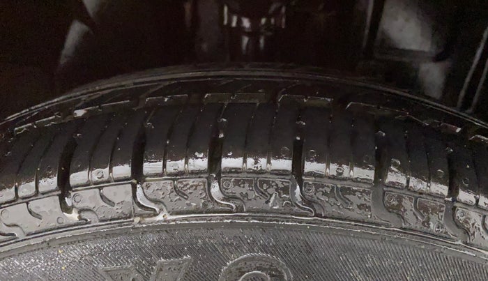 2017 Datsun Redi Go A, Petrol, Manual, 87,977 km, Right Front Tyre Tread