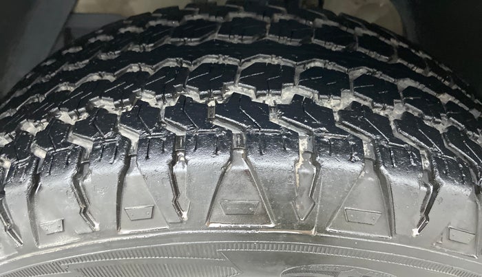 2016 Mahindra XUV500 W4, Diesel, Manual, 80,053 km, Left Front Tyre Tread