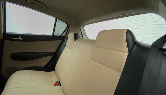 2012 Hyundai i20 MAGNA O 1.4 CRDI, Diesel, Manual, 68,266 km, Right Side Door Cabin View
