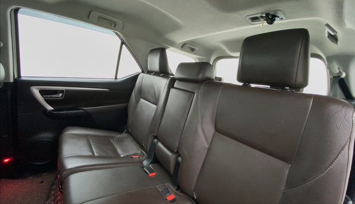 2017 Toyota Fortuner 2.8 4x2 MT, Diesel, Manual, 93,581 km, Right Side Rear Door Cabin