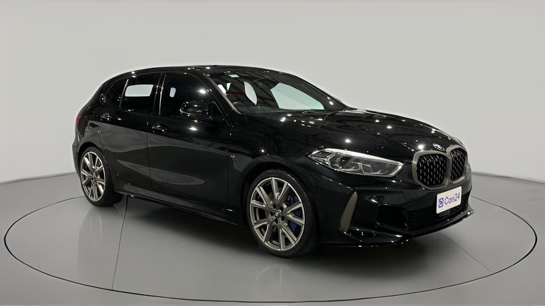 2021 BMW 1 M135i xDrive, Automatic, 49180 km, Right Front Diagonal (45- Degree) View