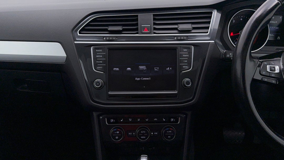 2016 Volkswagen Tiguan 132 Tsi Comfortline, Automatic, 120933 km, Center Console