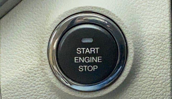 2020 Mahindra XUV300 W8 1.2 PETROL, Petrol, Manual, 45,790 km, Keyless Start/ Stop Button