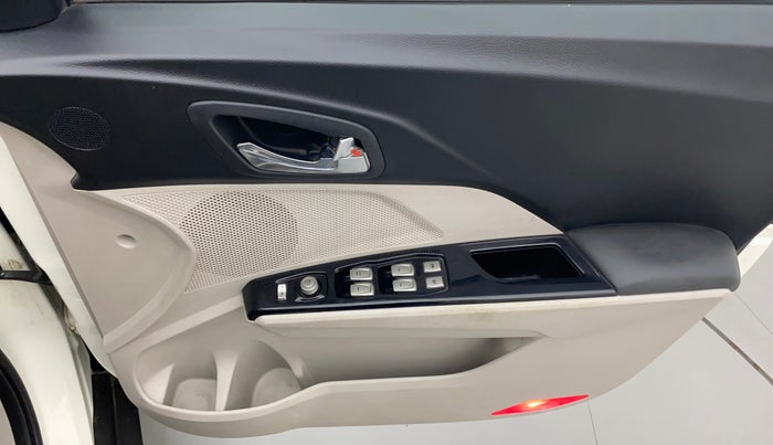 2020 Mahindra XUV300 W8 1.2 PETROL, Petrol, Manual, 45,790 km, Driver Side Door Panels Control