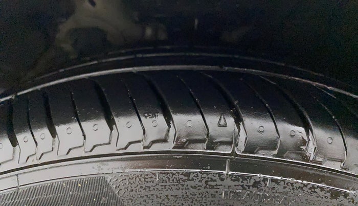 2017 Hyundai Verna 1.6 CRDI SX, Diesel, Manual, 90,504 km, Left Front Tyre Tread