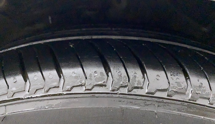 2017 Hyundai Verna 1.6 CRDI SX, Diesel, Manual, 90,504 km, Right Front Tyre Tread