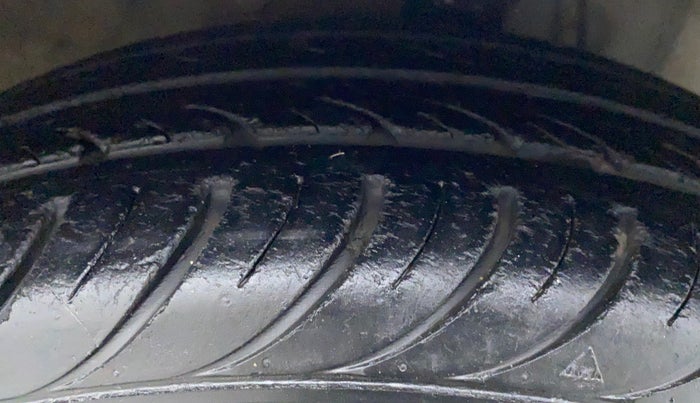 2018 Hyundai Eon MAGNA PLUS, Petrol, Manual, 36,060 km, Right Front Tyre Tread
