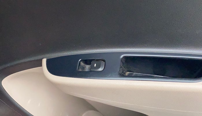 2017 Hyundai Grand i10 SPORTZ (O) 1.2 KAPPA VTVT, Petrol, Manual, 70,336 km, Right rear window switch / handle - Switch/handle not functional