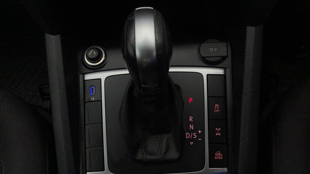 2017 Volkswagen Amarok V6 Tdi 550 Highline, Automatic, 69887 km, Gear Lever 