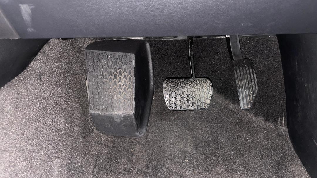 2025 LDV D90 Executive (4WD), Automatic, 19232 km, Pedals and Footmat