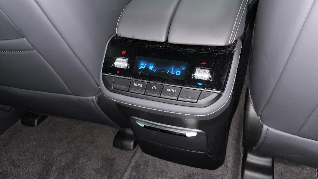 2025 LDV D90 Executive (4WD), Automatic, 19232 km, Rear A/C Vent
