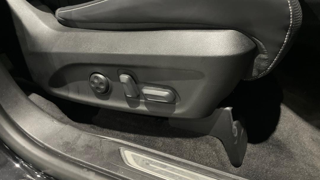 2025 LDV D90 Executive (4WD), Automatic, 19232 km, Drivers Side Adjustment Panel