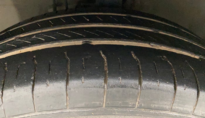 2014 Hyundai i20 SPORTZ 1.2, Petrol, Manual, 65,562 km, Left Front Tyre Tread