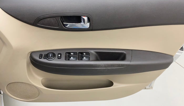 2014 Hyundai i20 SPORTZ 1.2, Petrol, Manual, 65,562 km, Driver Side Door Panels Control