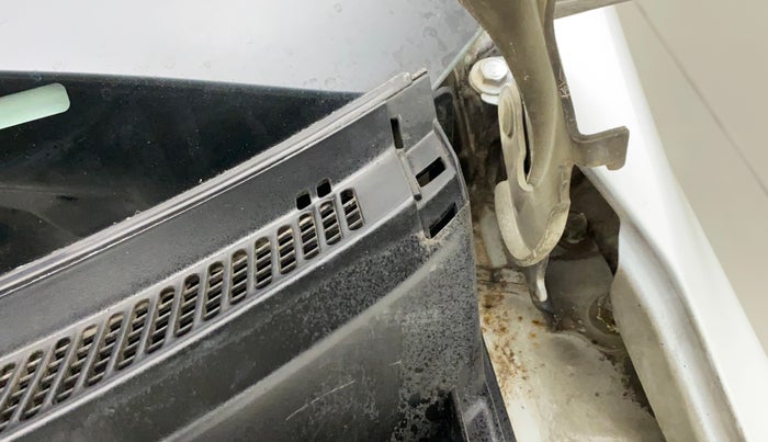 2011 Hyundai i10 MAGNA 1.2, Petrol, Manual, 82,923 km, Bonnet (hood) - Cowl vent panel has minor damage