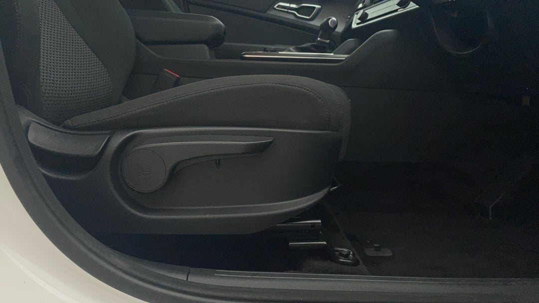 2024 Kia Sportage S (fwd), Automatic, 14477 km, Drivers Side Adjustment Panel