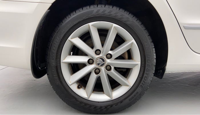 2015 Skoda Superb ELEGANCE 1.8 TSI MT, Petrol, Manual, 54,465 km, Right Rear Wheel