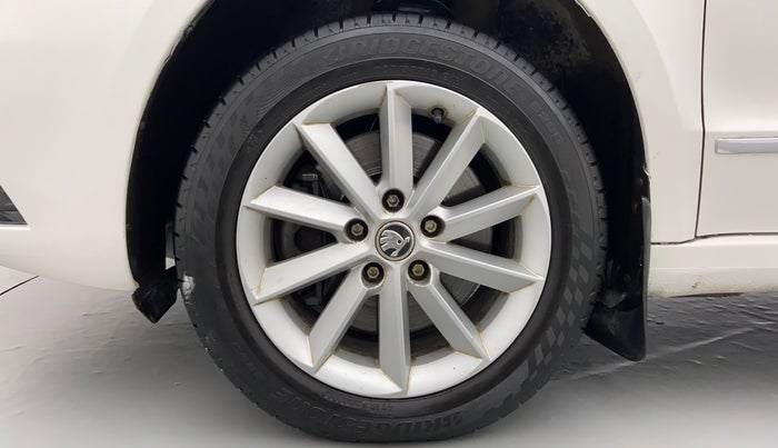 2015 Skoda Superb ELEGANCE 1.8 TSI MT, Petrol, Manual, 54,465 km, Left Front Wheel