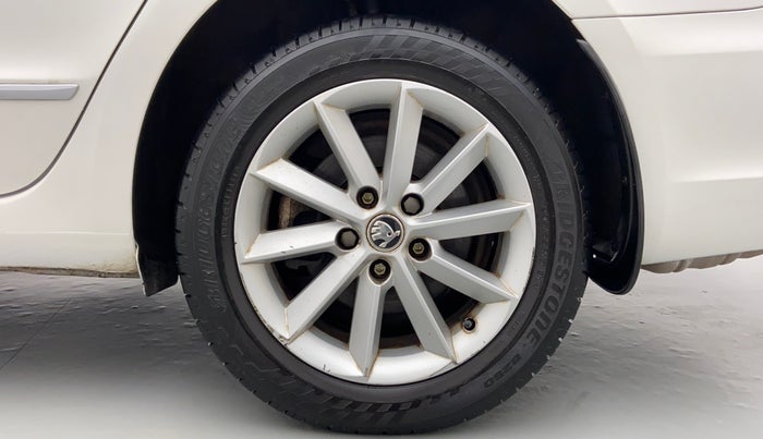 2015 Skoda Superb ELEGANCE 1.8 TSI MT, Petrol, Manual, 54,465 km, Left Rear Wheel