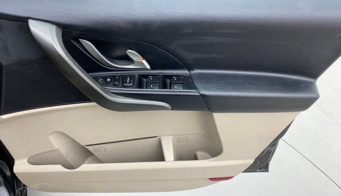2015 Mahindra XUV500 W10 FWD, Diesel, Manual, 86,946 km, Driver Side Door Panels Control