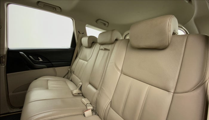 2015 Mahindra XUV500 W10 FWD, Diesel, Manual, 86,946 km, Right Side Rear Door Cabin