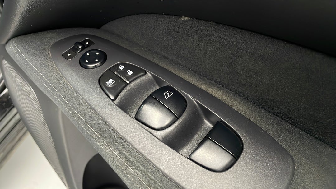 2016 Nissan Pathfinder St (4x2), Automatic, 111093 km, Drivers Side Door Panel Controls