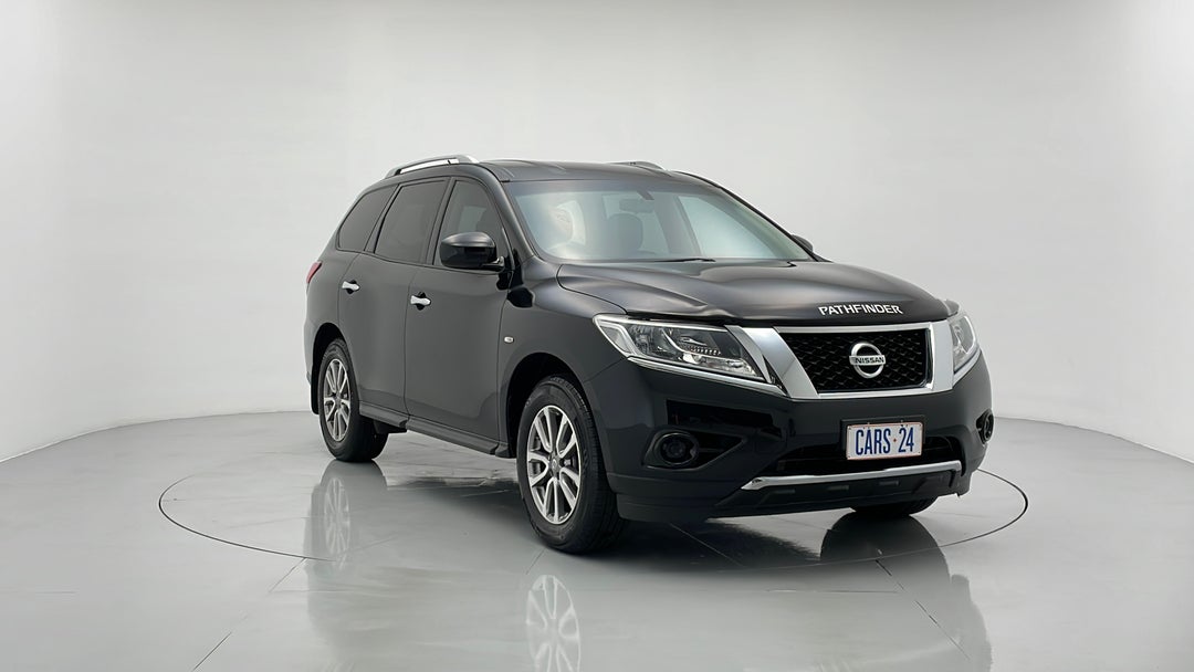 2016 Nissan Pathfinder St (4x2), Automatic, 111093 km, Right Front Diagonal (45- Degree) View