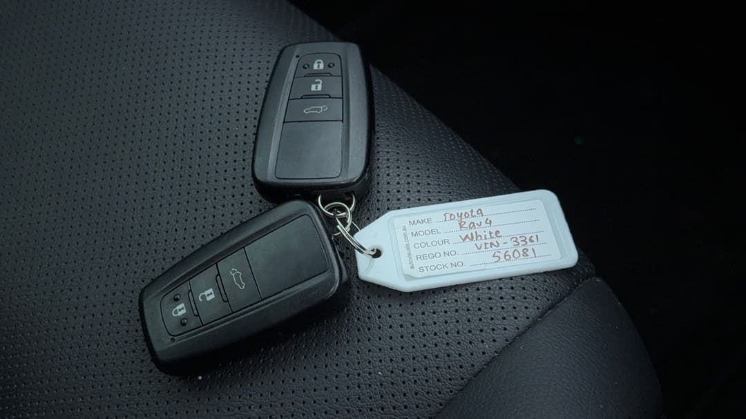 2024 Toyota RAV4 Cruiser (AWD) Hybrid, Automatic, 35088 km, Key Close-up