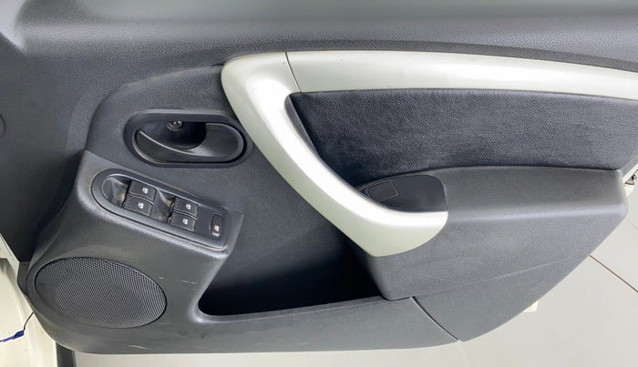 2014 Renault Duster RXL PETROL, Petrol, Manual, 29,638 km, Driver Side Door Panels Control