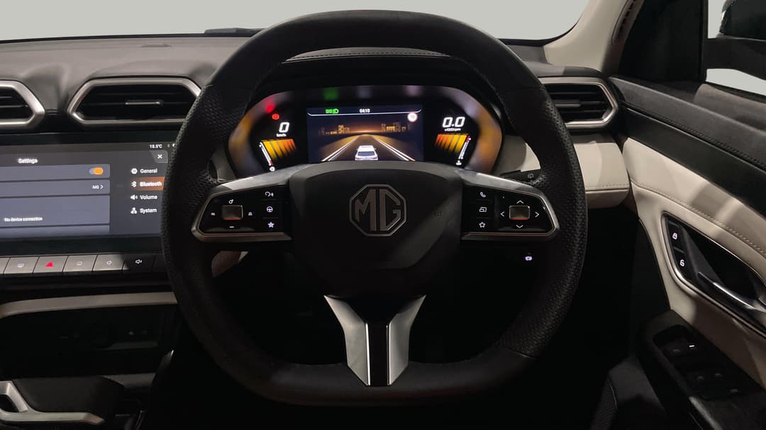 2024 MG ZS Hybrid+ Essence, Automatic, 26136 km, Steering Wheel Close-up