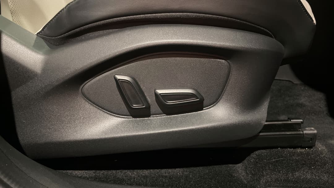 2024 MG ZS Hybrid+ Essence, Automatic, 26136 km, Drivers Side Adjustment Panel