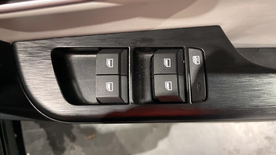 2024 MG ZS Hybrid+ Essence, Automatic, 26136 km, Drivers Side Door Panel Controls