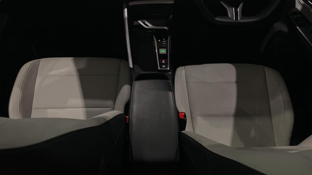2024 MG ZS Hybrid+ Essence, Automatic, 26136 km, Center Console