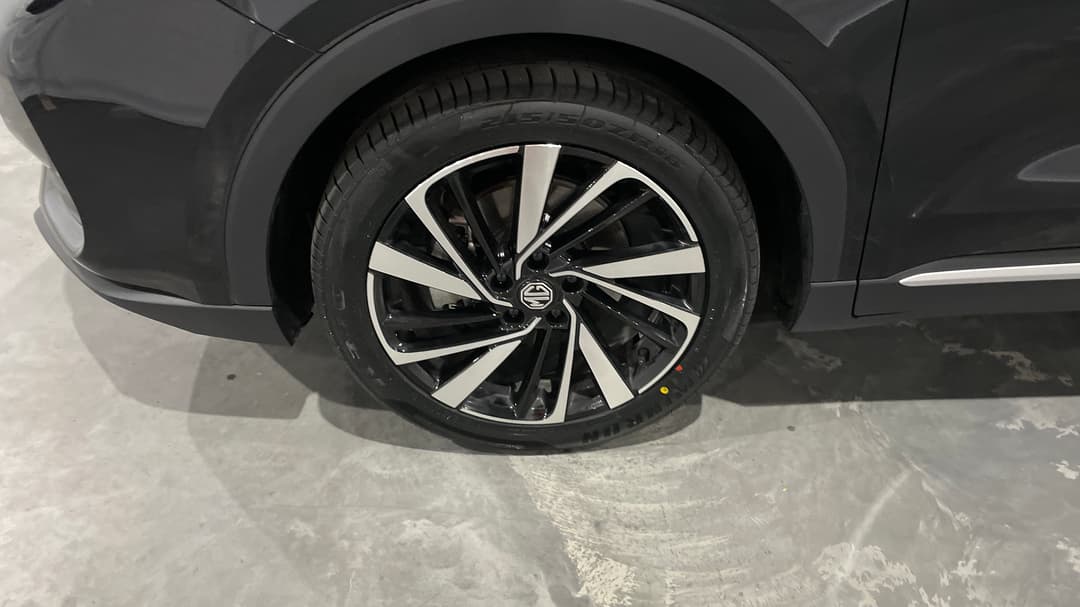 2024 MG ZS Hybrid+ Essence, Automatic, 26136 km, Left Front Wheel
