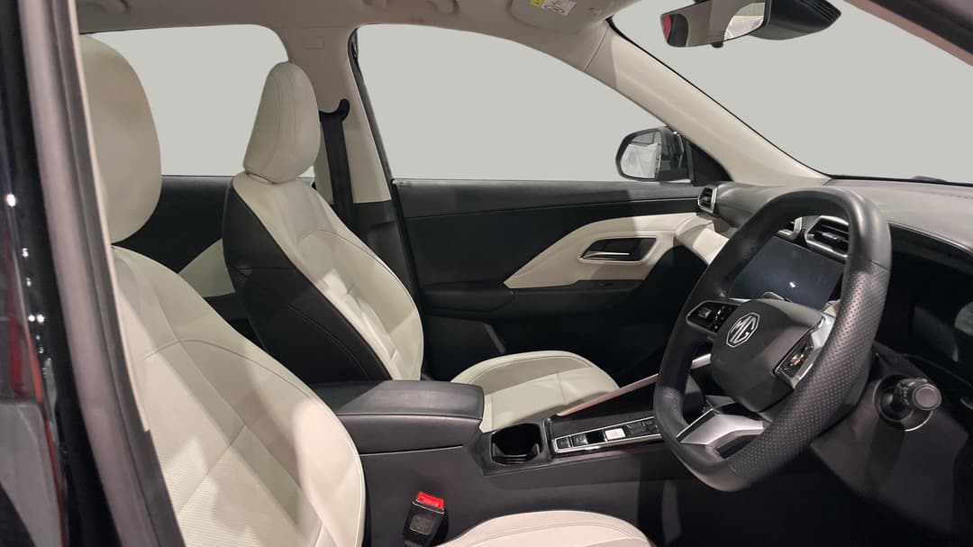 2024 MG ZS Hybrid+ Essence, Automatic, 26136 km, Right Side Front Door Cabin View