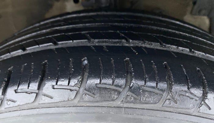 2015 Maruti Ciaz VXI PLUS, Petrol, Manual, 47,404 km, Right Front Tyre Tread