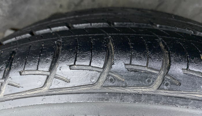 2015 Maruti Ciaz VXI PLUS, Petrol, Manual, 47,404 km, Left Rear Tyre Tread