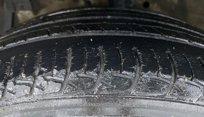 2015 Maruti Ciaz VXI PLUS, Petrol, Manual, 47,404 km, Left Front Tyre Tread