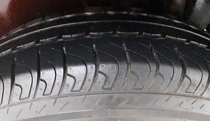 2016 Maruti Swift VXI D, Petrol, Manual, 14,964 km, Left Rear Tyre Tread